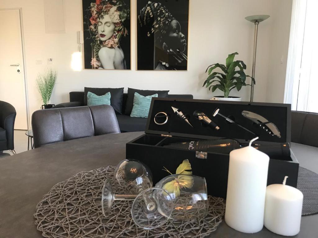 Hedonist-Luxury 2 Bedroom Apartment With Private Hot Tub, Garden And Free Parking Trogir Exterior foto