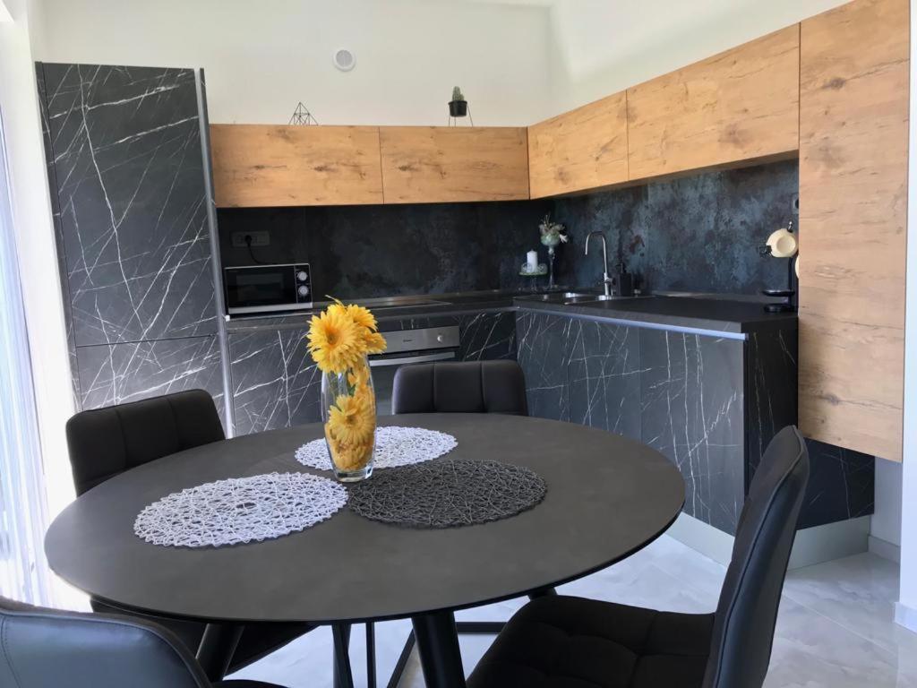 Hedonist-Luxury 2 Bedroom Apartment With Private Hot Tub, Garden And Free Parking Trogir Exterior foto