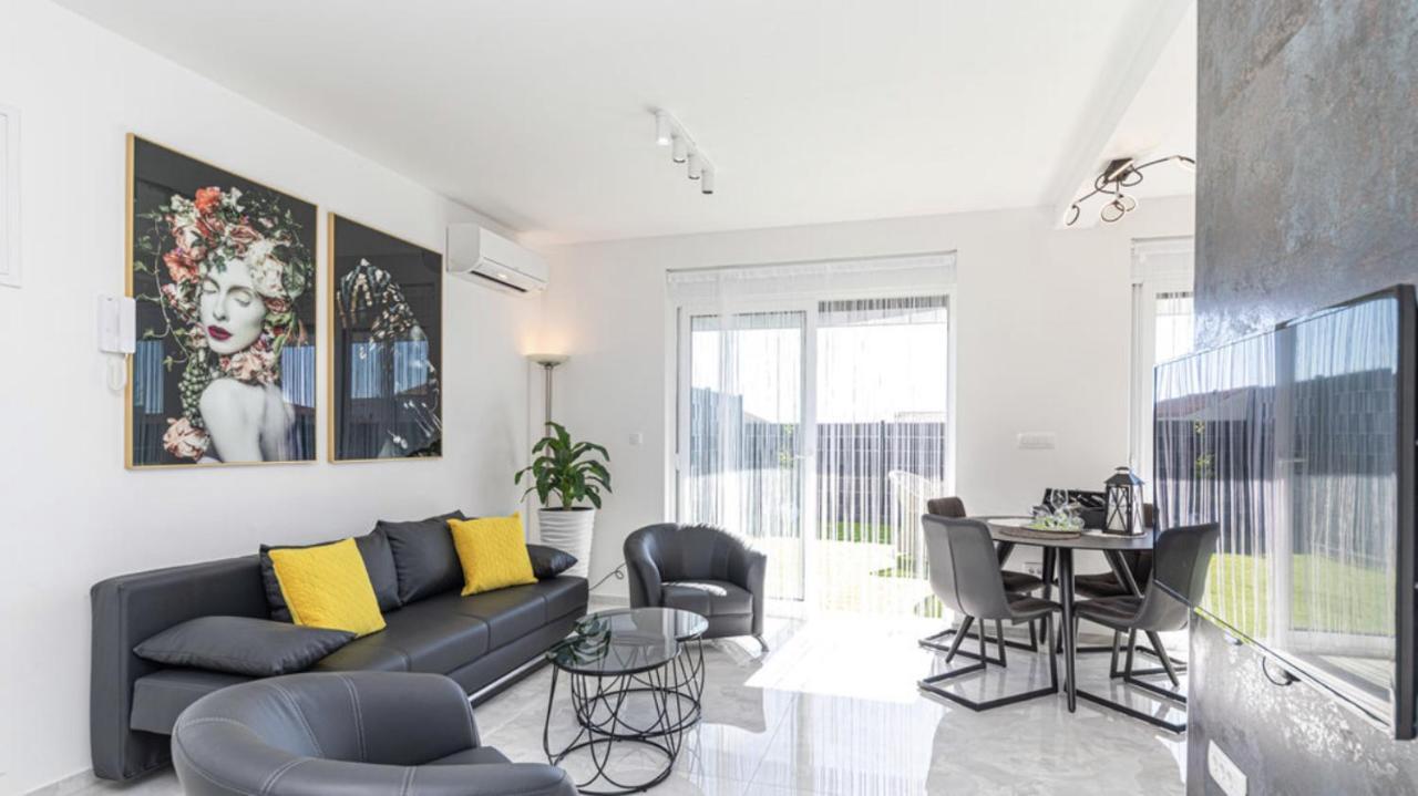 Hedonist-Luxury 2 Bedroom Apartment With Private Hot Tub, Garden And Free Parking Trogir Exterior foto