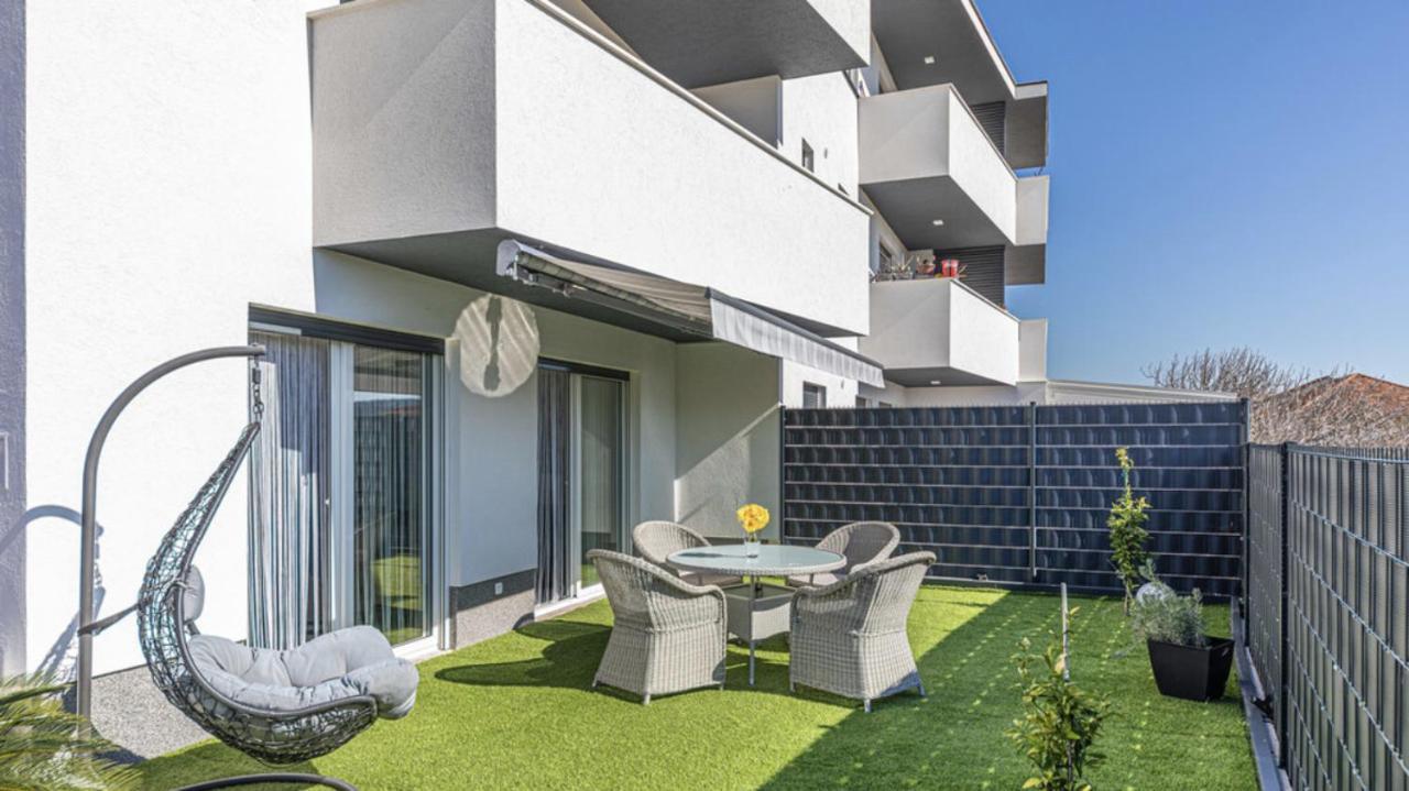 Hedonist-Luxury 2 Bedroom Apartment With Private Hot Tub, Garden And Free Parking Trogir Exterior foto