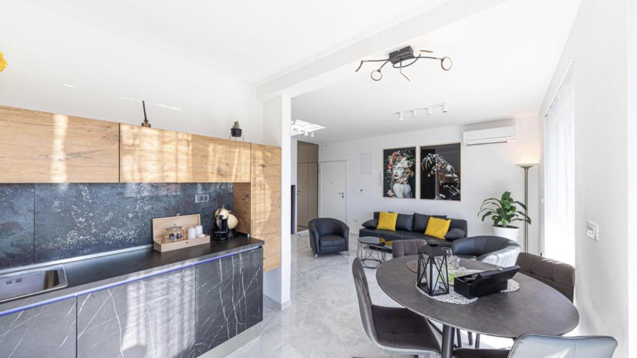 Hedonist-Luxury 2 Bedroom Apartment With Private Hot Tub, Garden And Free Parking Trogir Exterior foto